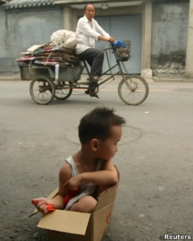 Un niño en una caja de cartón en China