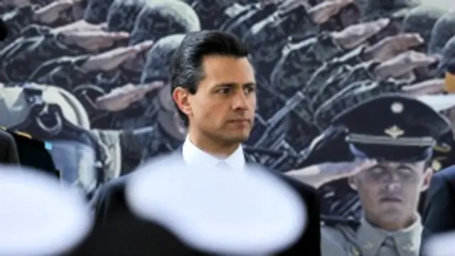 Enrique Peña Nieto durante una ceremonia militar en el Zócalo. Foto Reuters.