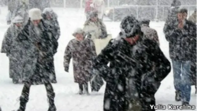 У Львові багато людей вранці йшли на роботу пішки, громадський транспорт зупинився