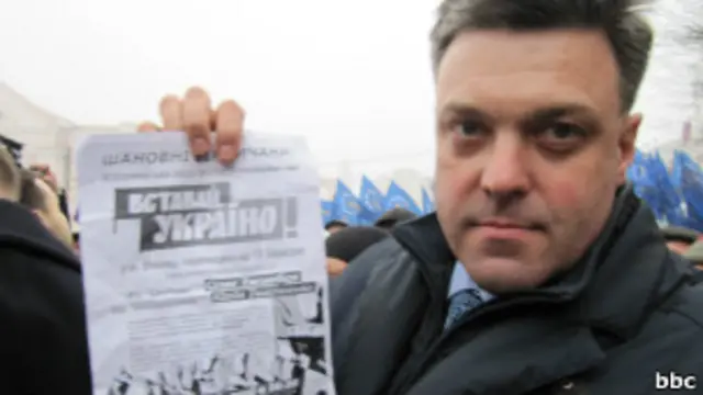 Олег Тягнибок показує фальшиву листівку з іншою датою віча