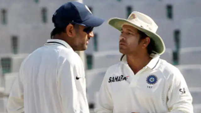 धोनी और तेंदुलकर शायद रणनीति पर चर्चा कर रहे हैं. (तस्वीर पीटीआई)