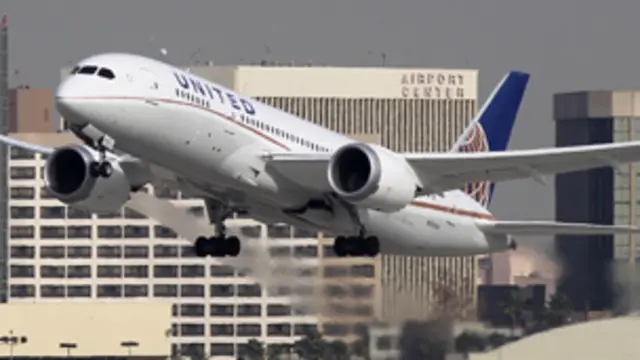 بدن الدريملاينر مصنوع من الياف الكربون عوضا عن الالمنيوم