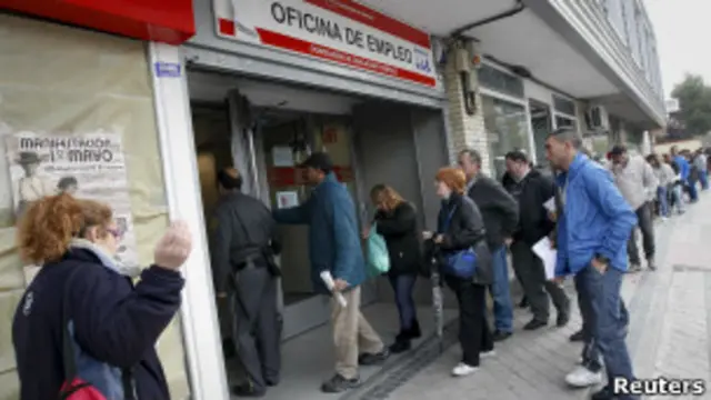 Desempleados en la cola del "paro"