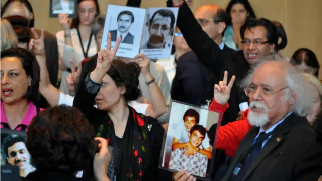 در دو جلسه که در ماههای ژوئن و اکتبر سال ۲۰۱۲ در لندن و لاهه تشکیل شد، دادگاه گواهی حدود ۱۰۰ شاهد عینی از طیف گسترده ای از گروههای سیاسی، قومی و مذهبی را مورد بررسی قرار داد