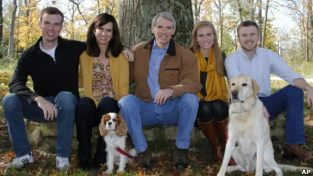 El senador Rob Portman posa con su familia en una imagen de archivo