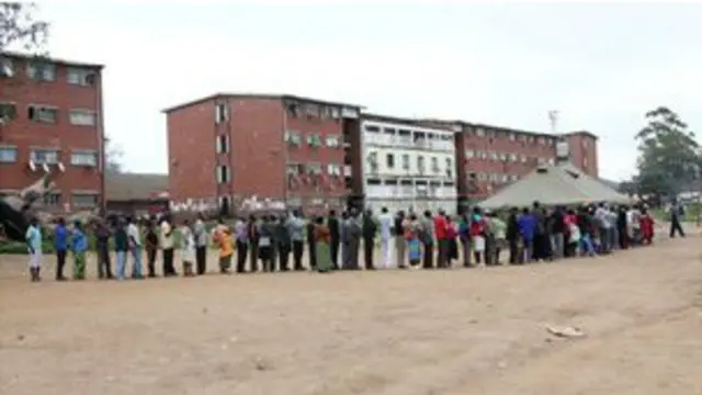 الاستفتاء يفتح الطريق نحو الانتخابات الرئاسية