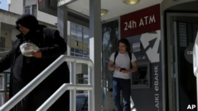 Milhares de correntistas correram para filas de caixas automáticos após anúncio do pacote