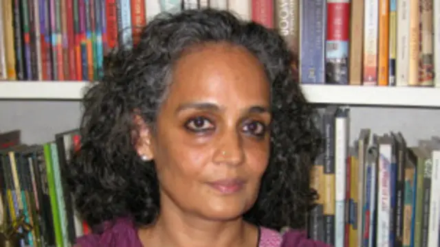 अरूंधति की पहली किताब द गॉड ऑफ़ स्मॉल थिंग्स को तरुण तेजपाल ने प्रकाशित किया था.