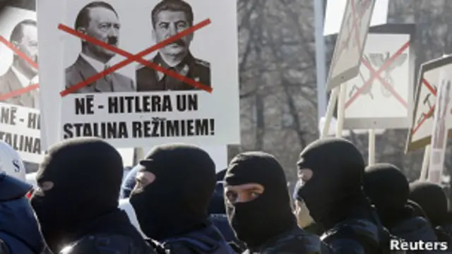 Полиция охраняет участников марша легионеров