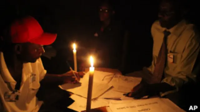 مسؤولون عن الاستفتاء بإحدى اللجان الانتخابية في زيمبابوي.