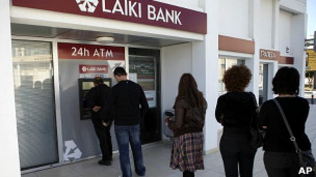 Cola en cajero automático para sacar dinero en Chipre