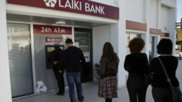 طوابير من المودعين امام البنوك المغلقة حتى الخميس