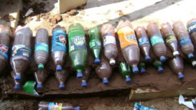 बोतलों से बना घर