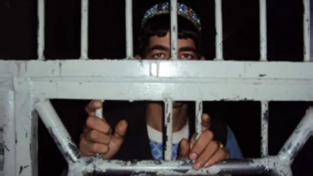 ډېرو نومياليو ليکوالو او شاعرانو خپل شهکارونه په زندانو کې ليکلي دي.
هارون حکیمي