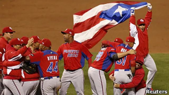 Equipo de Puerto Rico festejando la victoria sobre Japón