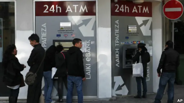 Người dân Cyprus đồng loạt đi rút tiền do khủng hoảng tài chính