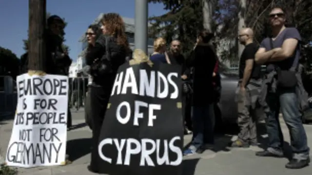Người dân Cyprus bày tỏ thái độ trước cuộc khủng hoảng