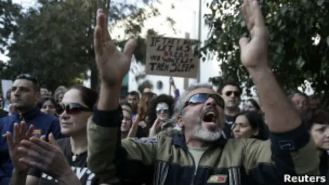 Biểu tình phản đối đánh thuế tiết kiệm ở Cyprus