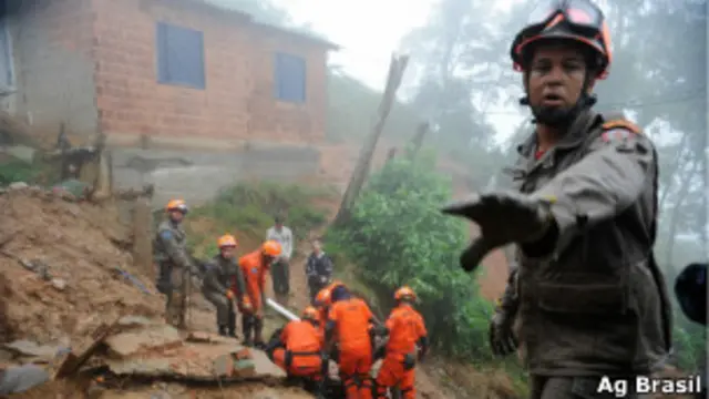 Bombeiros trabalham em Petrópolis