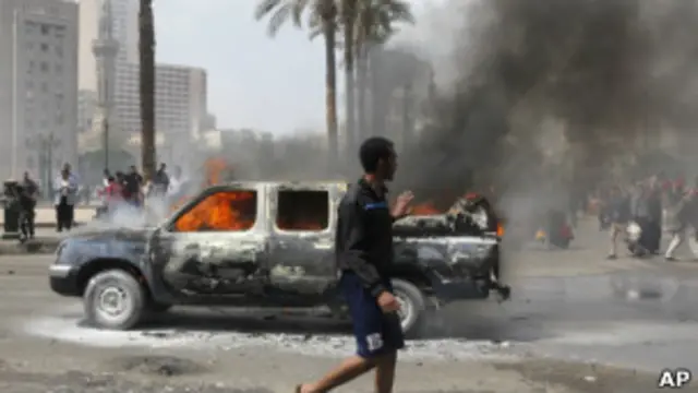 حريق سيارة شرطة في ميدان التحرير بالقاهرة الاثنين