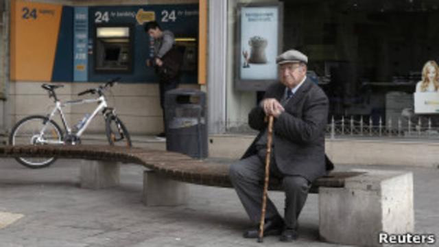 Пенсионер на Кипре около банкомата