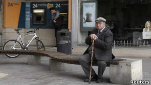 Пенсионер на Кипре около банкомата