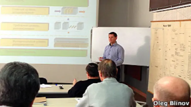 Кандидаты в космонавты сдают экзамены перед большой комиссией в 12-13 человек