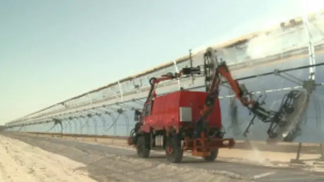 caminhão limpando espelhos