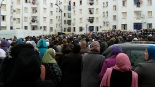 عقدت الحكومة الجزائرية اجتماعا طارئا لدراسة الوضع بعد تظاهر أهالي قسنطينة وإعلانهم الحداد 