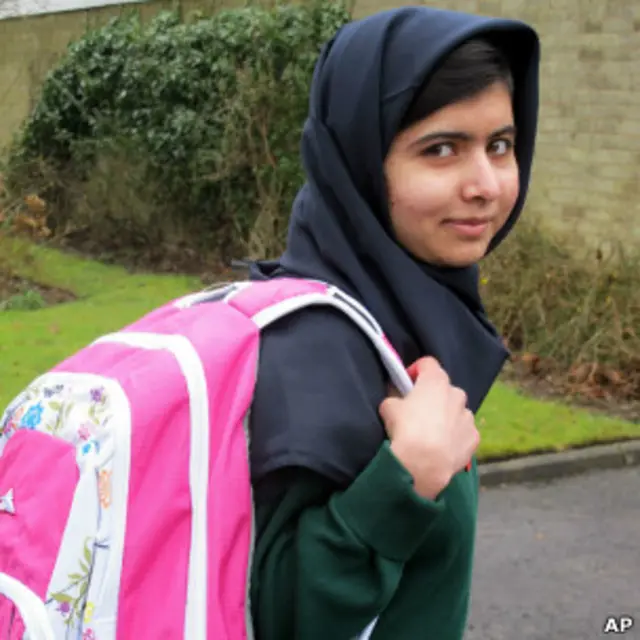 Malala a caminho para a escola