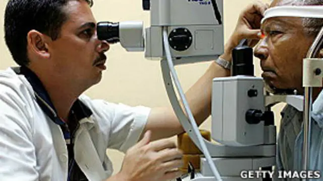 Médico en Cuba examina un paciente