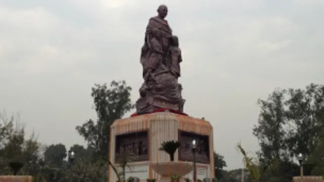 72 फीट ऊँची इस प्रतिमा को गांधी की सबसे ऊँची प्रतिमा माना जा रहा है