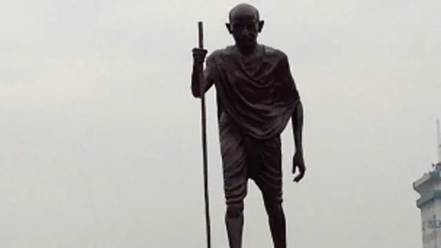 छोटी प्रतिमा को कहां ले जाया जाए, इसे लेकर विवाद खड़ा हो गया है