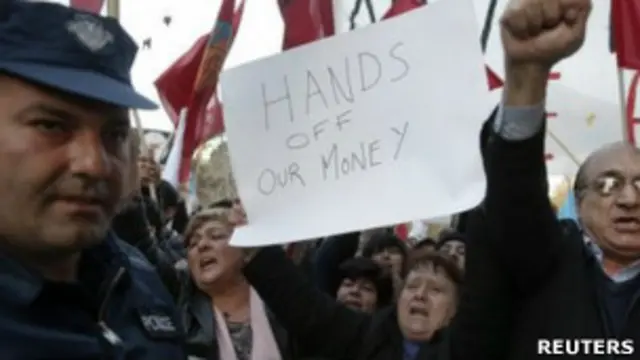 Manifestantes frente al Parlamento en Chipre