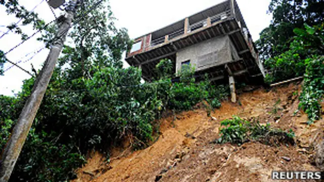 Casa pende precariamente de un cerro en Petropolis