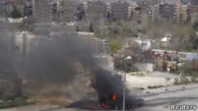 دبابة تابعة للجيش النظام السوري يقول نشطاء إنها إصيبت خلال معارك مع المعارضة المسلحة.