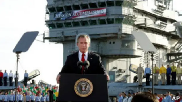 Foto de archivo del president George W. Bush declarando el fin de las principales operaciones de combate