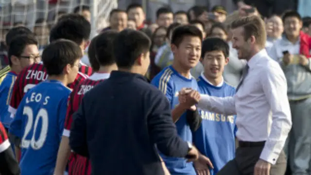 David Beckham e jovens chineses (AP)