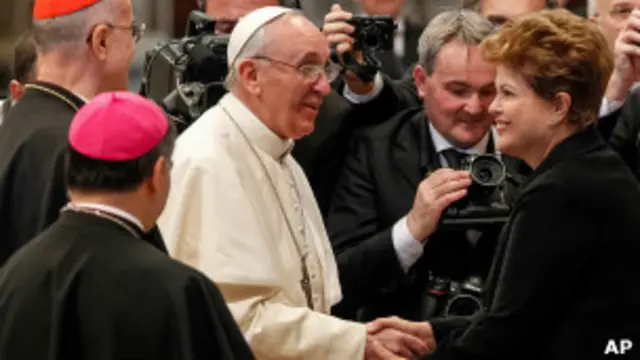 Dilma cumprimenta papa após posse, na terça-feira