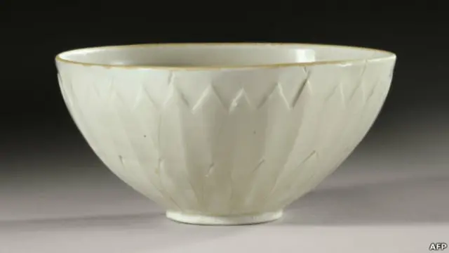 Mangkuk dari Dinsti Ding, Cina.
