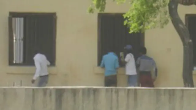 बिहार की साक्षरता दर क़रीब 64 फ़ीसदी है.