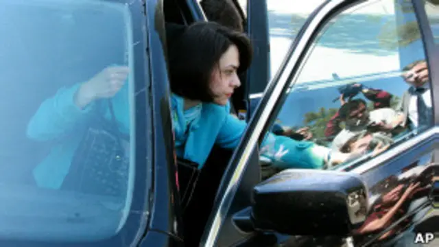 Delia Velculescu saliendo del coche