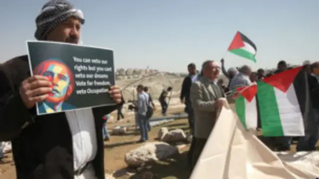 फलस्तीनियों का कहना है कि शांति वार्ता शुरु करने के लिए कब्ज़े वाले इलाकों में यहूदी बस्तियों का बनना बंद होना चाहिए.