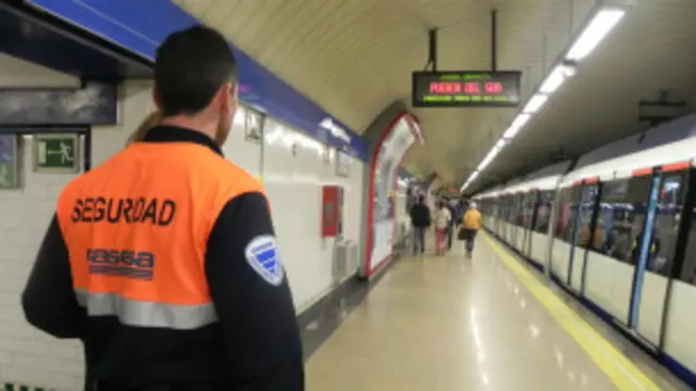Guardia vigila un andén del Metro