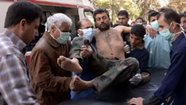 مسعفون ينقلون جنديا سوريا قيل إنه تعرض لمواد كيماوية قرب حلب في التاسع عشر من الشهر الجاري.