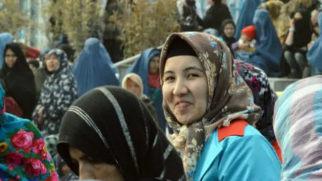 مېرمنې هم په دغې ورځ د ځانګړو خوړو په پخولو سره میله ځایونو ته ځي یو ټولی ښځې سیمه ییزې سندرې وايي او د نوي کال پیل ته ښه راغلاست وايي