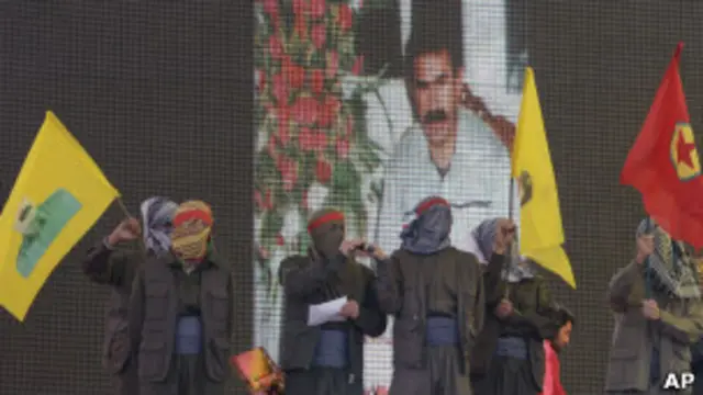 Бойцы РПК на фоне изображения Оджалана