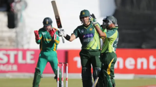 د پاکستان له لوري احمد شهزاد له پنځوسو ډېرې منډې وکړې