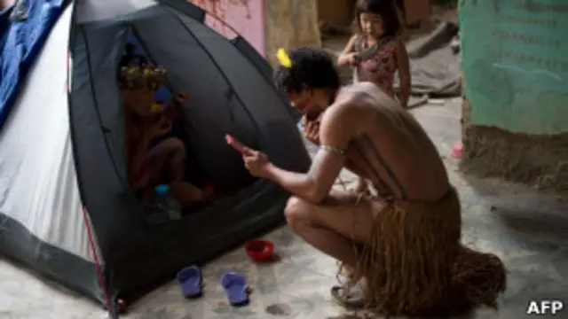 Índios que ocupam o prédio do antigo Museu do Índio, no Rio (Foto: AFP/Getty Images)