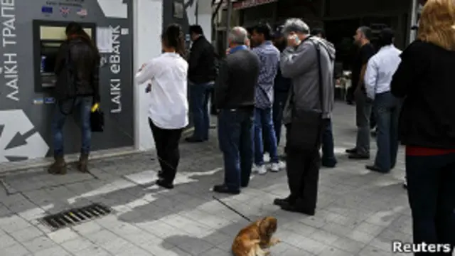 Очередь у банкомата на Кипре